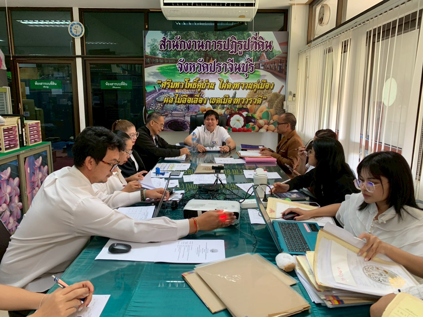 title - วันพุธที่ 18 มีนาคม 2569 เวลา 09.30 น. นายวิทูล ประดิษฐบุญ ปฏิรูปที่ดินจังหวัดปราจีนบุรี  พร้อมด้วยผู้อำนวยการกลุ่มงานช่างและแผนที่ ผู้อำนวยการกลุ่มกฎหมาย  ผู้อำนวยการกลุ่มการเงินบัญชีและจัดเก็บผลประโยชน์  ผู้อำนวยการกลุ่มยุทธศาสตร์และการปฏิรูปที่ดินและเจ้าหน้าที่ส.ป.ก.ปราจีนบุรี ที่เกี่ยวข้องจัดการประชุมคณะทำงานตรวจสอบคุณสมบัติผู้ยื่นคำขอเข้าทำประโยชน์ในเขตปฏิรูปที่ดินจังหวัดปราจีนบุรีครั้งที่ 7/2569 ณ ห้องประชุมสำนักงานการปฏิรูปที่ดินจังหวัดปราจีนบุรี